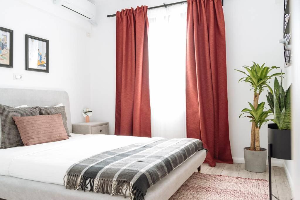 Апартаменты Sunny 2Br Flat - Old Town View Бухарест Экстерьер фото