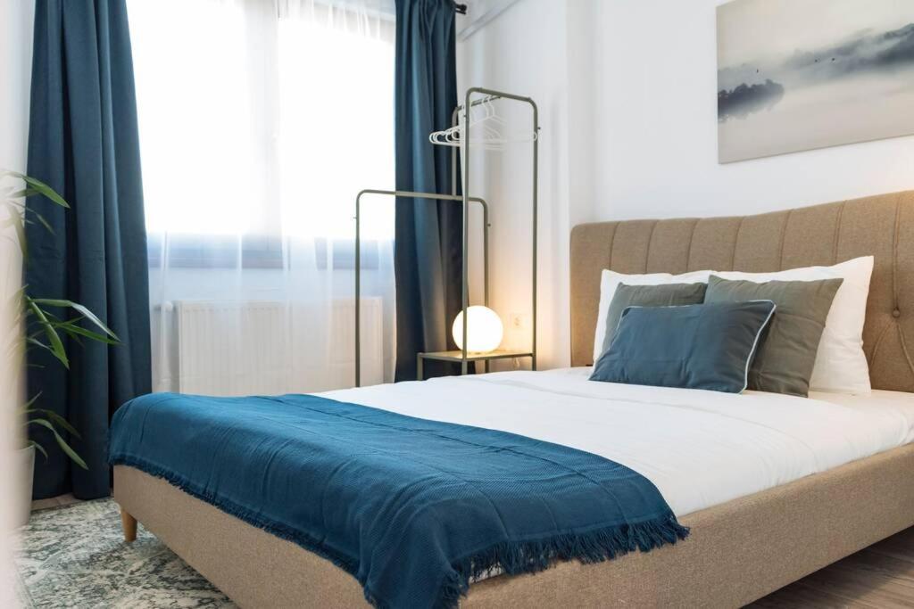 Апартаменты Sunny 2Br Flat - Old Town View Бухарест Экстерьер фото