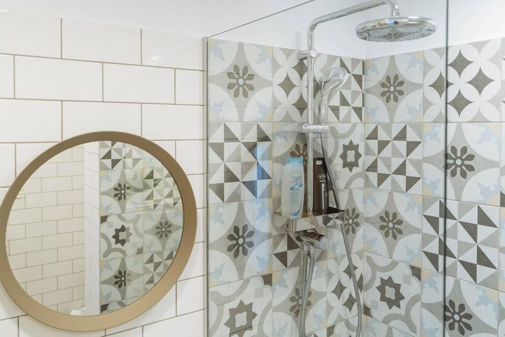 Апартаменты Sunny 2Br Flat - Old Town View Бухарест Экстерьер фото