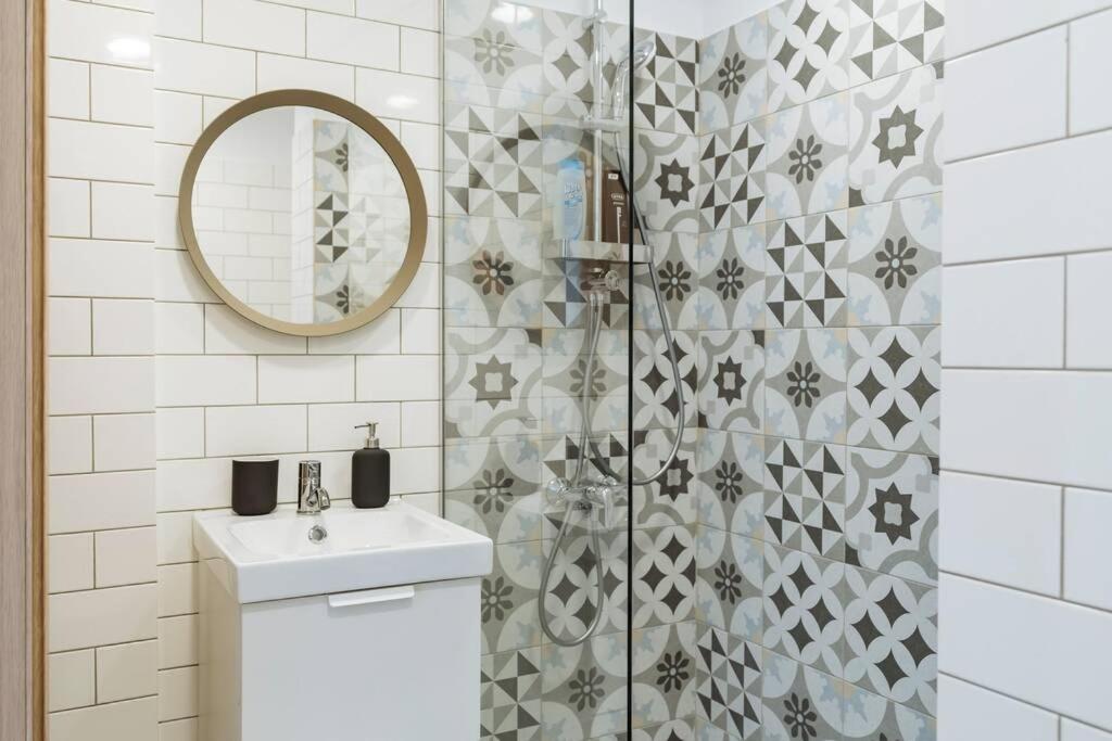 Апартаменты Sunny 2Br Flat - Old Town View Бухарест Экстерьер фото