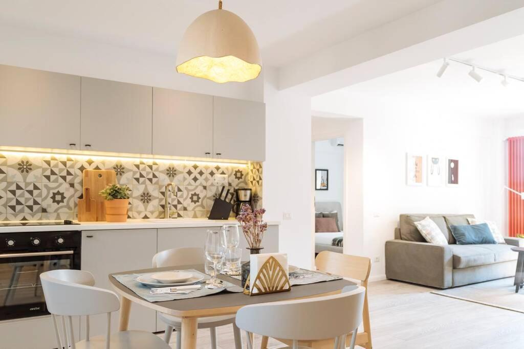 Апартаменты Sunny 2Br Flat - Old Town View Бухарест Экстерьер фото