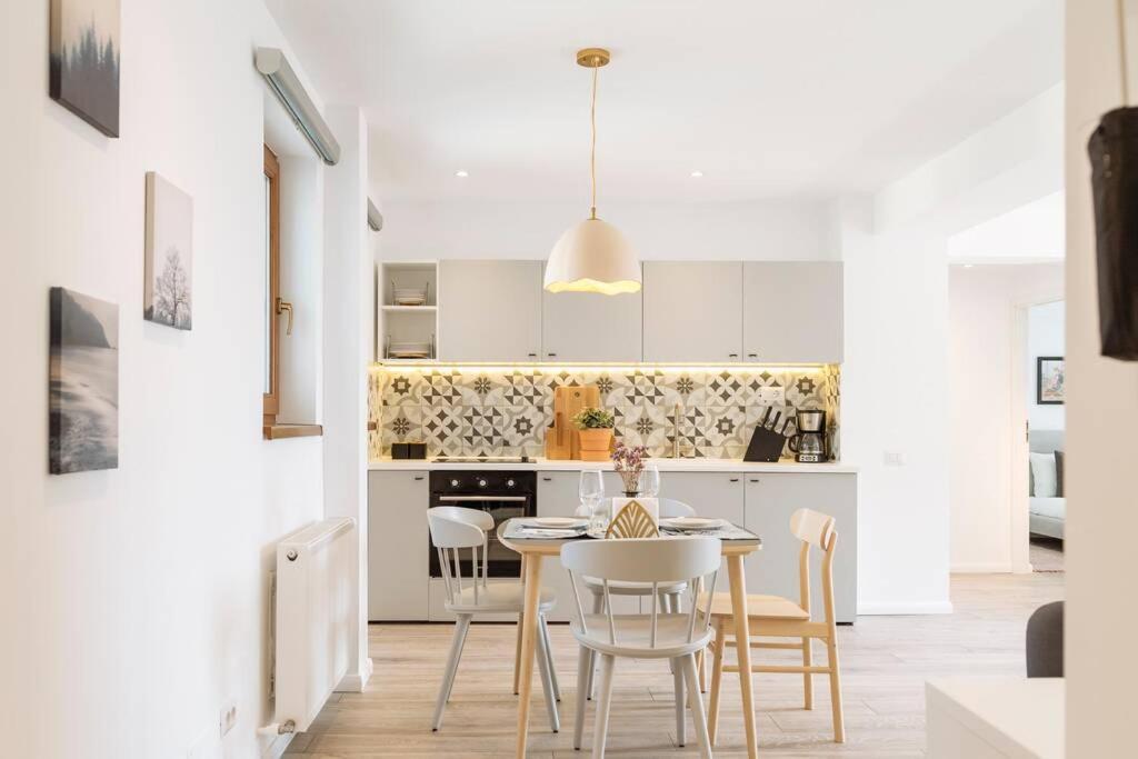 Апартаменты Sunny 2Br Flat - Old Town View Бухарест Экстерьер фото