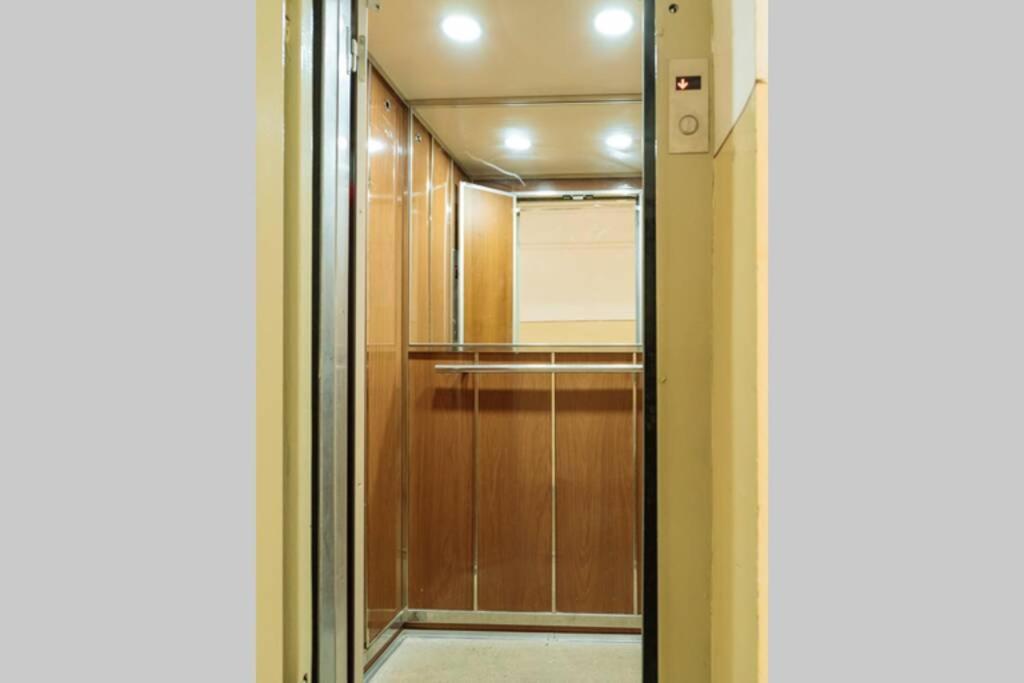 Апартаменты Sunny 2Br Flat - Old Town View Бухарест Экстерьер фото