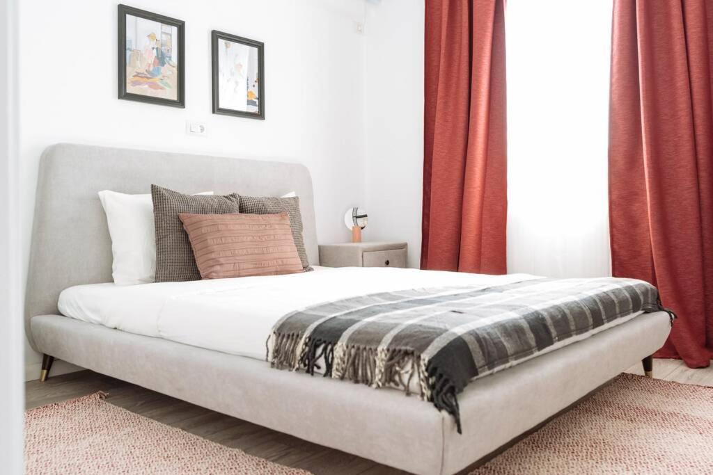 Апартаменты Sunny 2Br Flat - Old Town View Бухарест Экстерьер фото